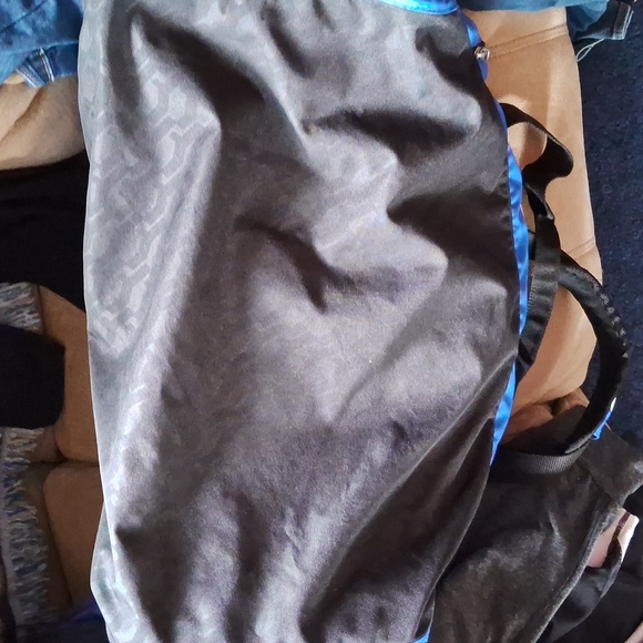 Nike 11" X 22" blue and black duffle bag with adjustable shoulder strap - Picture 5 of 9